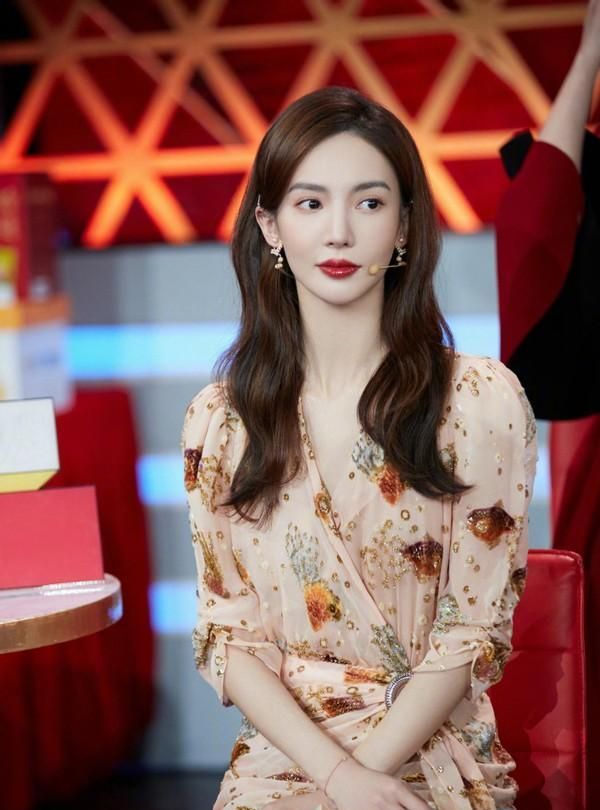 金晨穿长裙亮相央视,栗色卷发配珍珠发卡"显贵气",美到骨子里