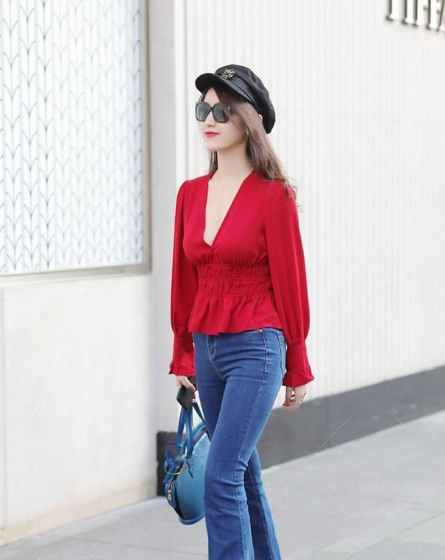 气质出众的美女,一身红色v领上衣搭配牛仔裤,太有个性了
