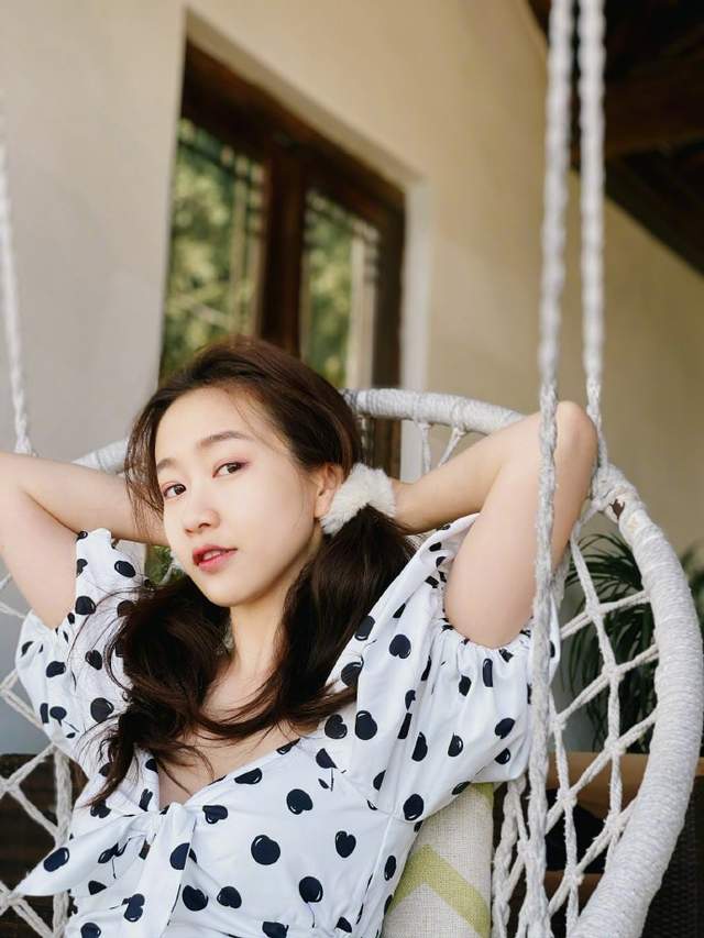 刘美含一袭波点短裙甜美性感腰间镂空设计吸睛阳光下美得发光