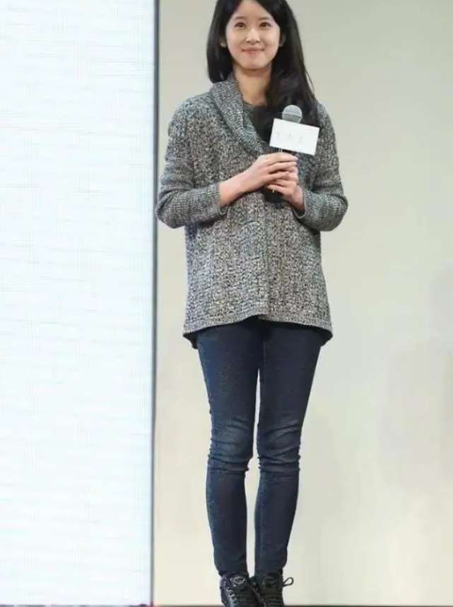 章泽天扮嫩不成反被裤子拖累真实腿型引热议刘强东每天咋过的