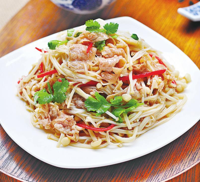 年夜饭做金针菇炒肥牛,口感酸辣,鲜嫩多汁,做着简单,吃着下饭