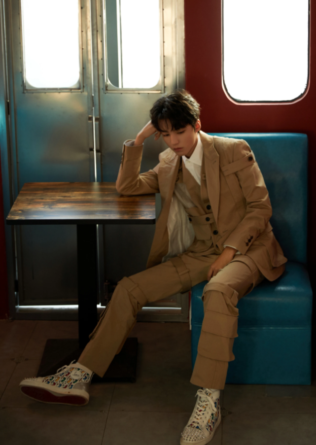 王俊凯出席宴会,穿卡其色西装清俊有型,气质干净少年感十足