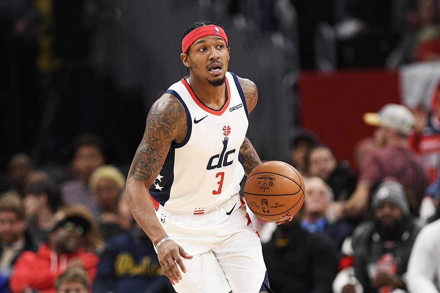 截止2月2日,奇才球星布拉德利·比尔以场均34.