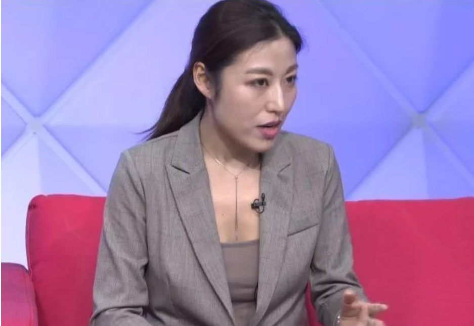 官博写道:cba第二阶段收官,今晚篮球星期一主持人@魏祺 与@天天体育王