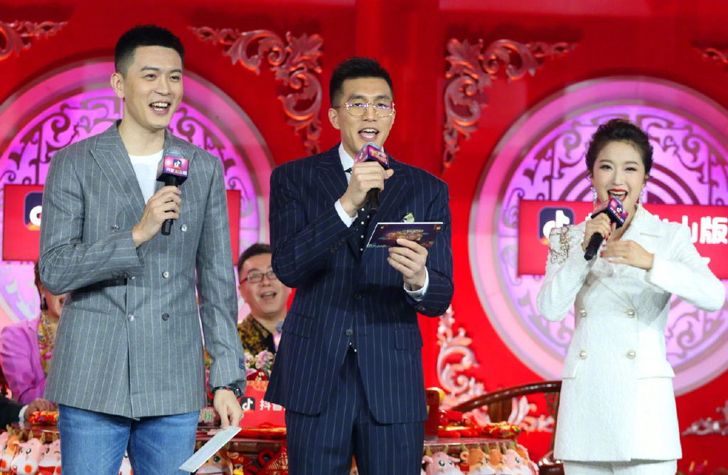 辽篮春晚细节!杨鸣和艾伦主持 发红包,大韩抱老搭档,老哈太憨