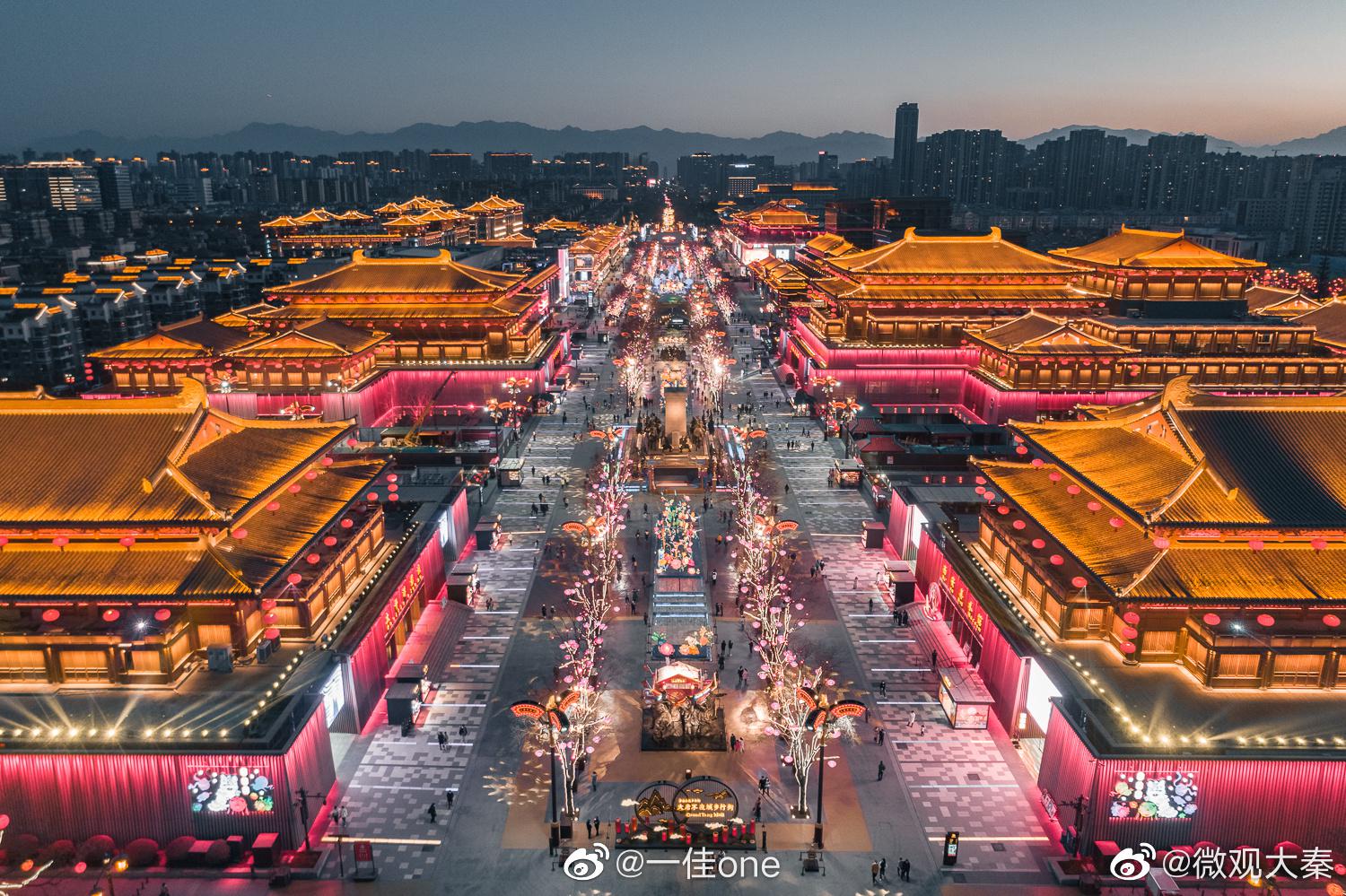 航拍西安大唐不夜城夜景受疫情影响今年的不夜城人少了许多