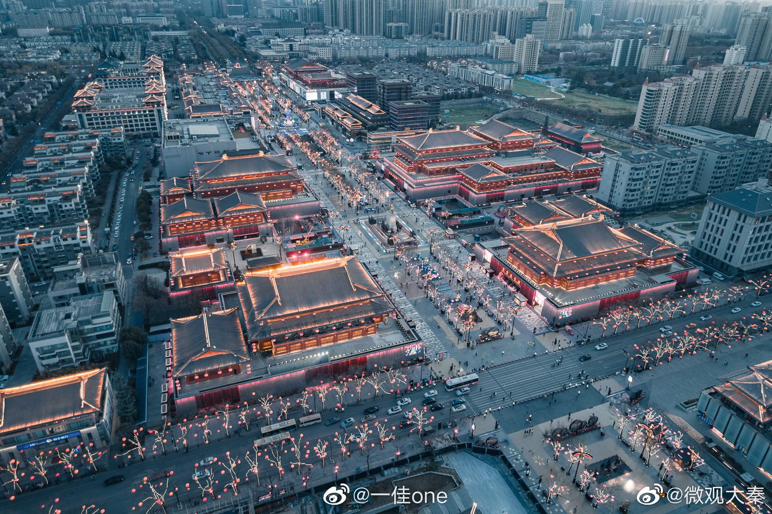 航拍西安大唐不夜城夜景受疫情影响今年的不夜城人少了许多