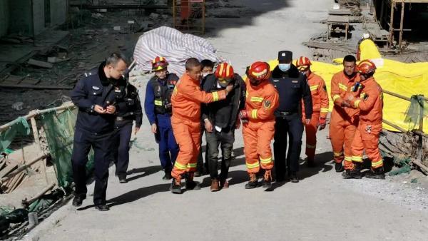 甘肃通报包工头爬塔吊讨薪被拘：警方用词不当 调查组进驻