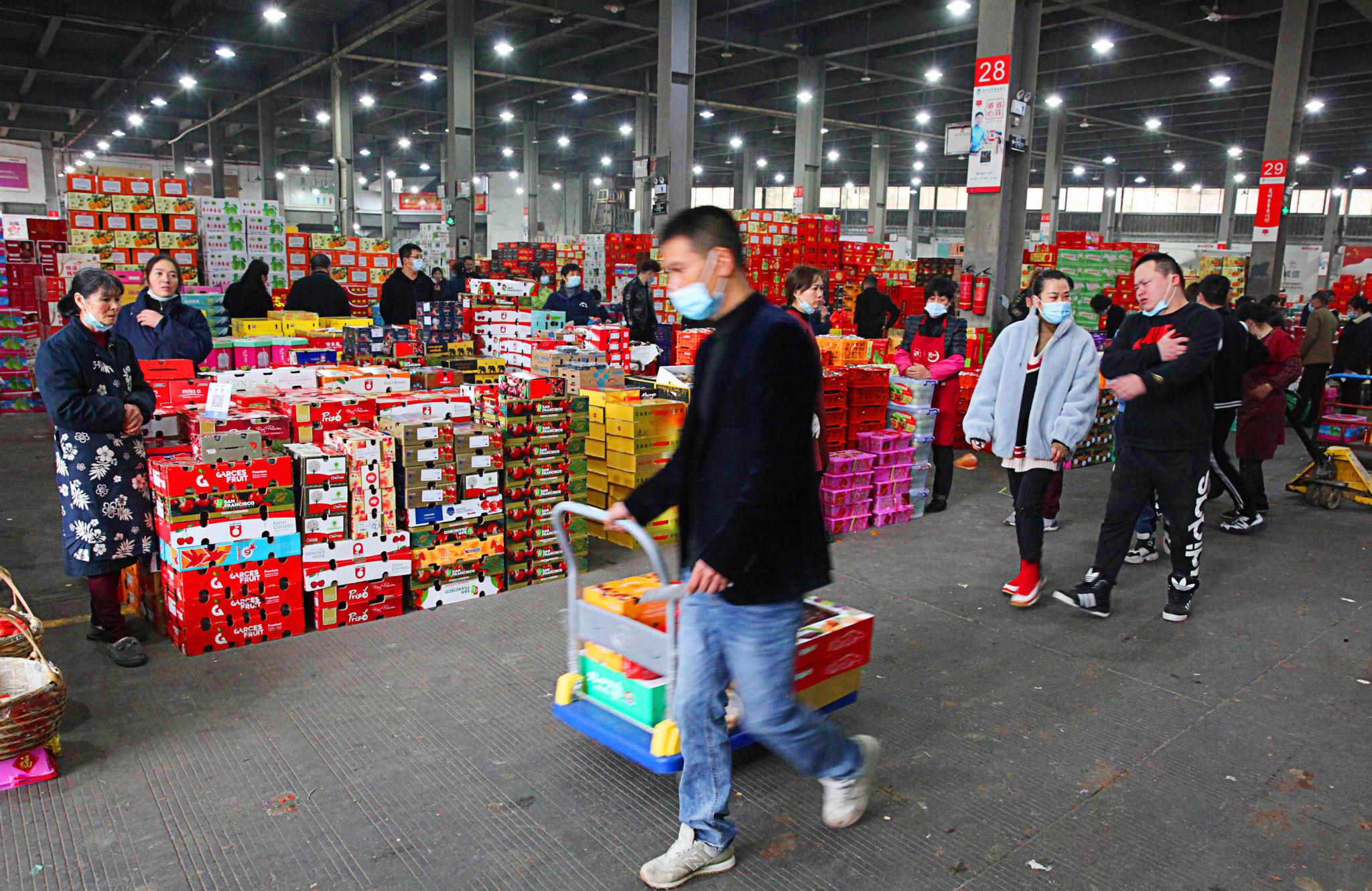 正文  2月8日,温岭市水果批发市场各式各样水果堆得像小山,琳琅满目