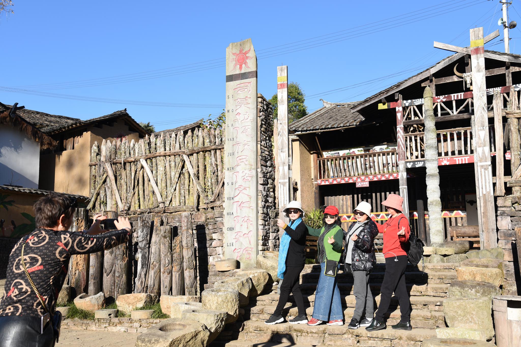 脱贫攻坚答卷| 司莫拉唱响民族团结欢歌