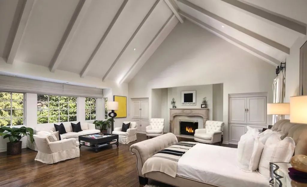 主卧室三角形天花板,让室内空间更高挑.