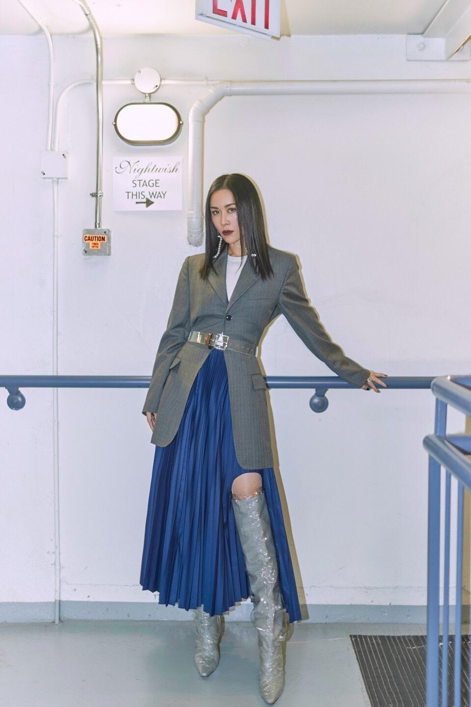 那英"大婶"参加女团后又美了,穿深v领连衣裙扎马尾,时髦减龄