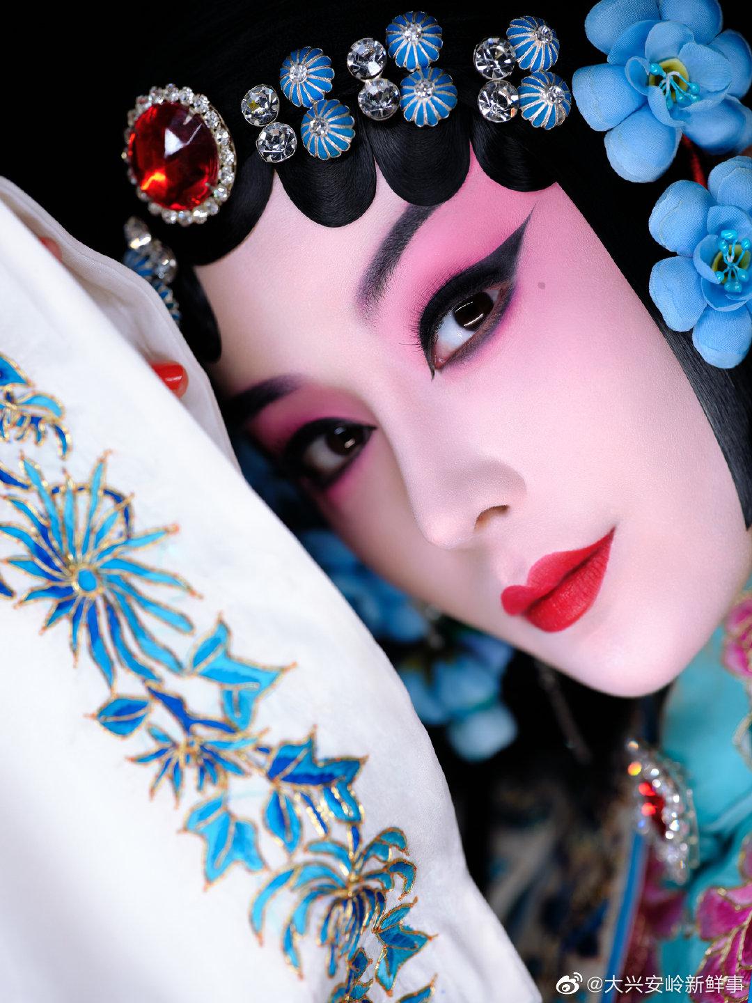 汤晶媚姐姐就是很独特,很少看到演员拍这种戏曲妆照