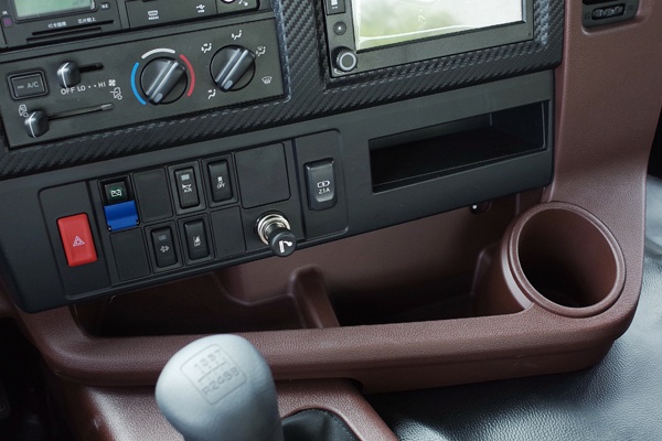"黑色 褐色"内饰做工精细,重要的是,这样的配色能够帮助驾驶人员保持