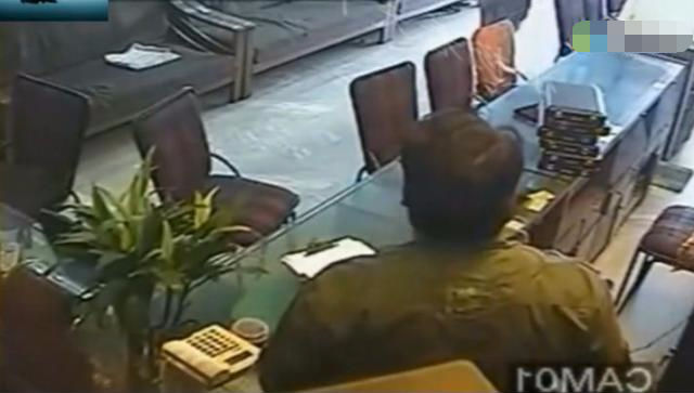 男子正在买金首饰，女店员突然发现不对劲，监控拍下偷窃画面！休闲区蓝鸢梦想 - Www.slyday.coM