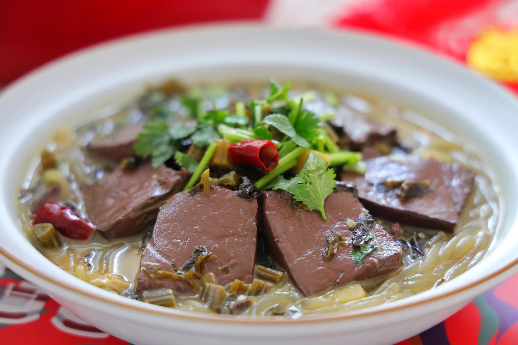 最爱的酸菜鸭血粉丝煲,过年做给家人吃,暖暖的一锅,汤汁更鲜美