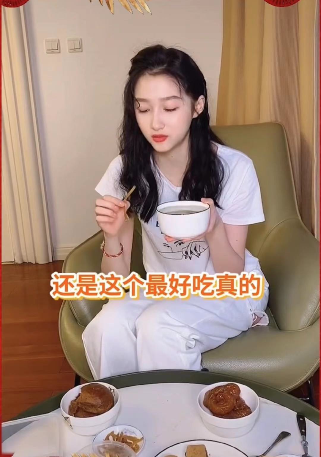 关晓彤怼粉后又示弱亲自剪辑干饭视频手戴红色转运绳出镜