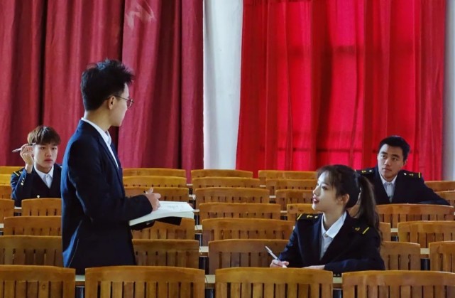 辩论赛个人口号_真理不辨不明,看我,舌战群雄!(2)