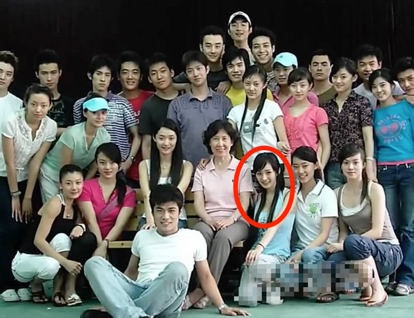 杨幂大学青涩旧照罕曝光,嫩出水大眼睛太抢镜,蹲老师身旁好受宠