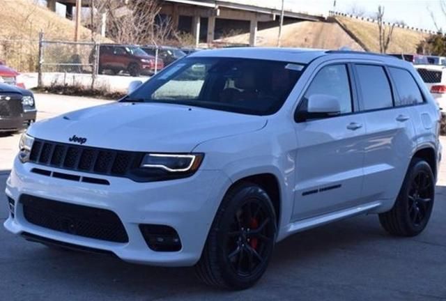 jeep大切诺基srt实拍619马力最快硬派越野诞生