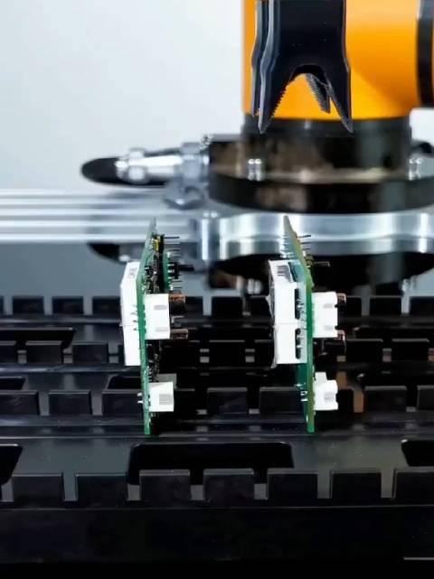 PCB板柔性夹爪上下料_新浪新闻