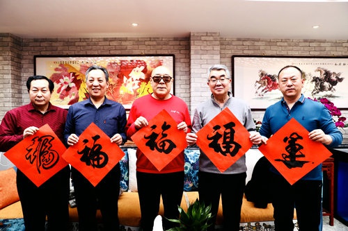许顺喜,张业军,刘大刚,王胜利,刘俊代表组委会为大家送牛年祝福墨香