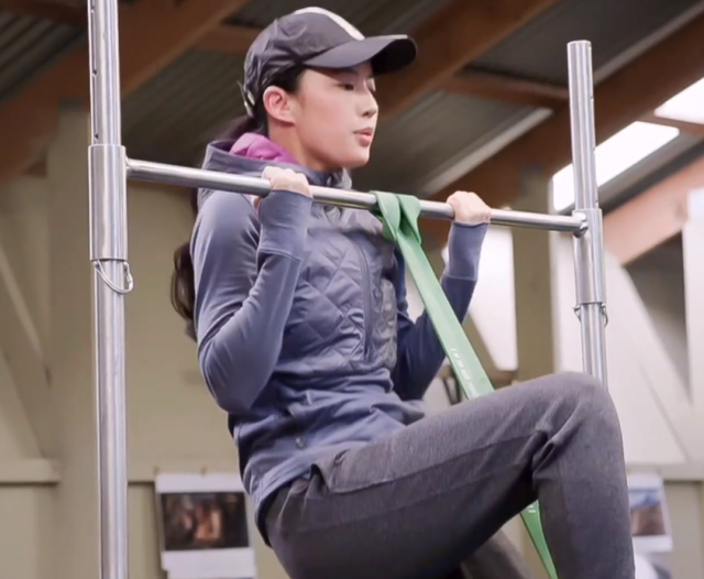 刘亦菲健身旧照曝光衣着清爽尽显好身形男教练表情成亮点