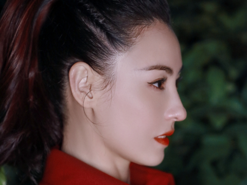 张柏芝晒新年红衣大片鼻梁高挺皮肤细腻上节目暴瘦骨骼感明显