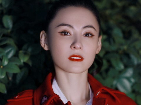 张柏芝晒新年红衣大片,鼻梁高挺皮肤细腻,上节目暴瘦骨骼感明显