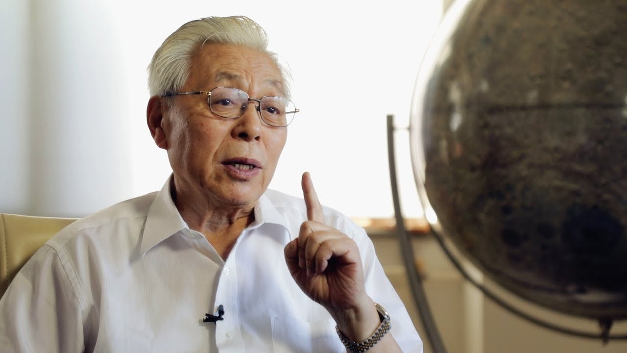 当时负责研究这块月岩的人是现在的嫦娥之父欧阳自远院士,他拿到这块