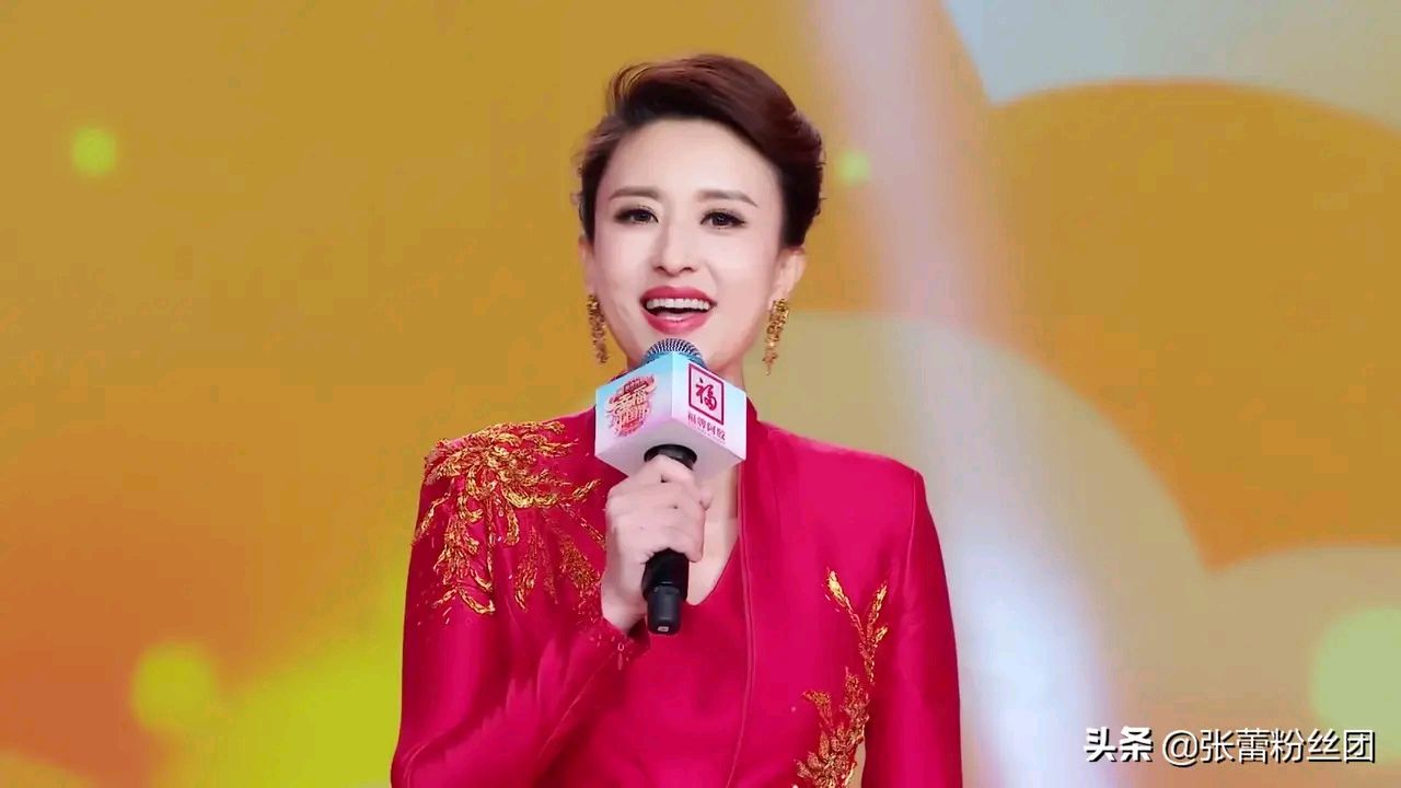 张蕾无缘央视牛年春晚转身接替周涛成了山东卫视春晚的主持人