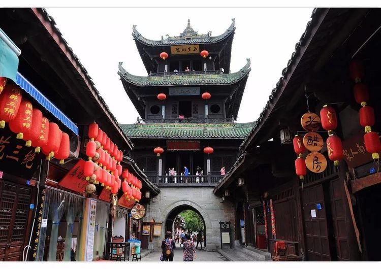 阆中古城如今还是我国的5a级景点,境内还有着张飞庙,永安寺,五龙庙