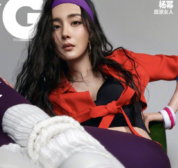 杨幂穿内衣登上男刊封面大长腿又白又细尖锐鼻头突兀抢镜