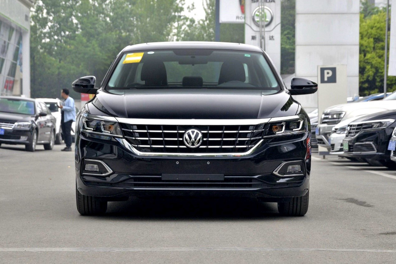 细节上来看，新款帕萨特依然采用了经典的三条横向镀铬中网，与两侧矩阵式LED大灯贯穿相连，显得比较有时尚感，不过相比同级都在向年轻化转变，在帕萨特身上目前看做的还是不够出色。（外观配图为：老款车型）