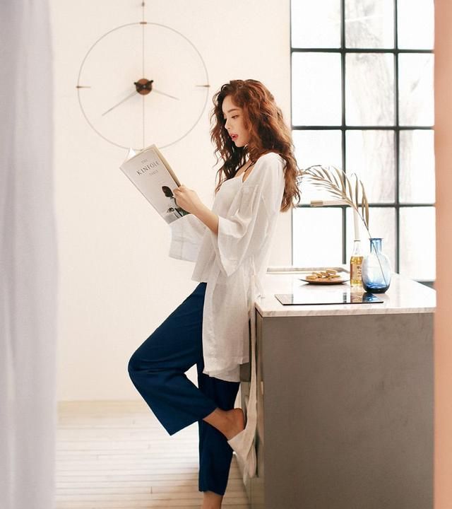 一头大波浪的美女居家服的打扮特别显气质