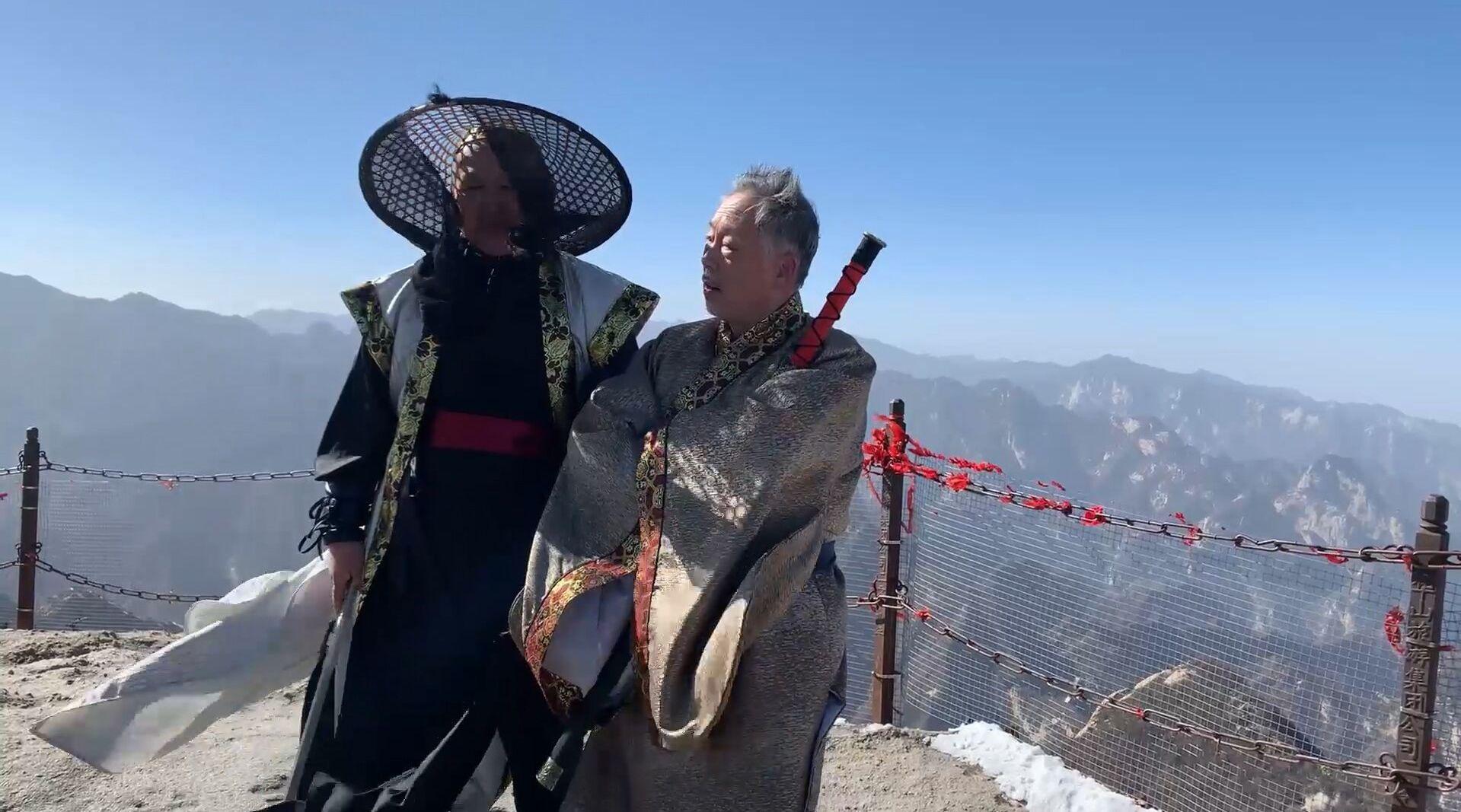 两大叔退休后登华山顶扮剑客:圆了年轻时候的武侠梦