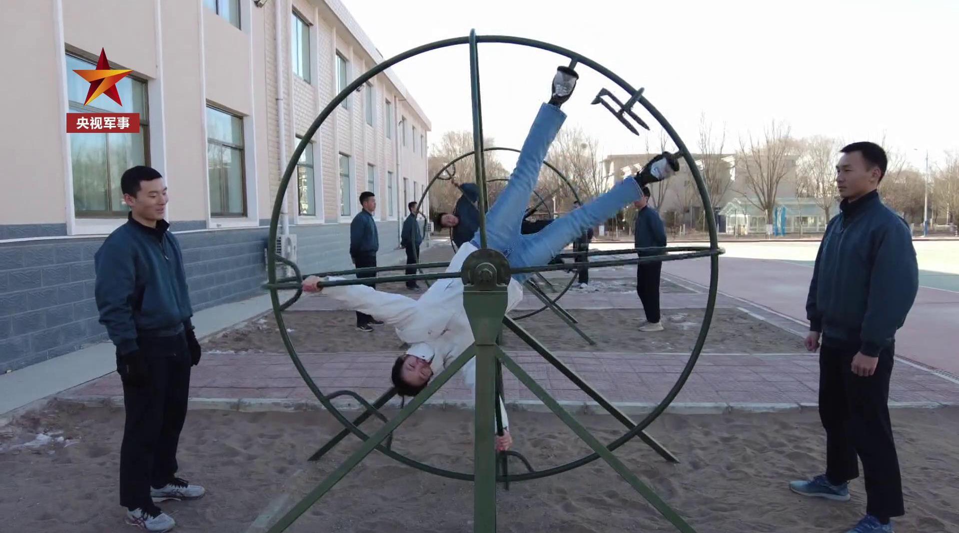 第一视角体验飞行学员固定滚轮训练