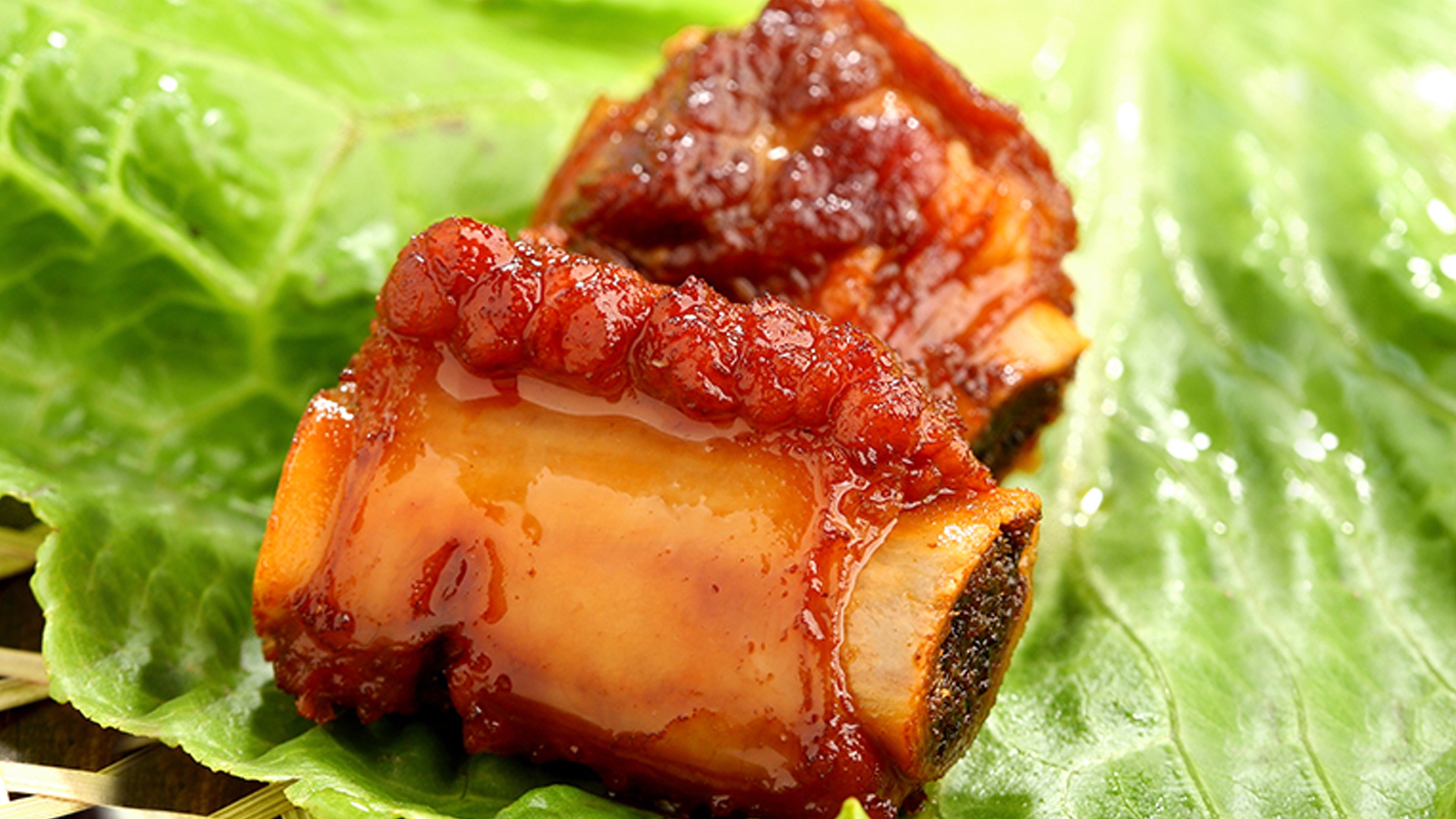 排骨很久没有做了,下班直接去菜市场买的新鲜小肋排,这道秘制红烧排骨