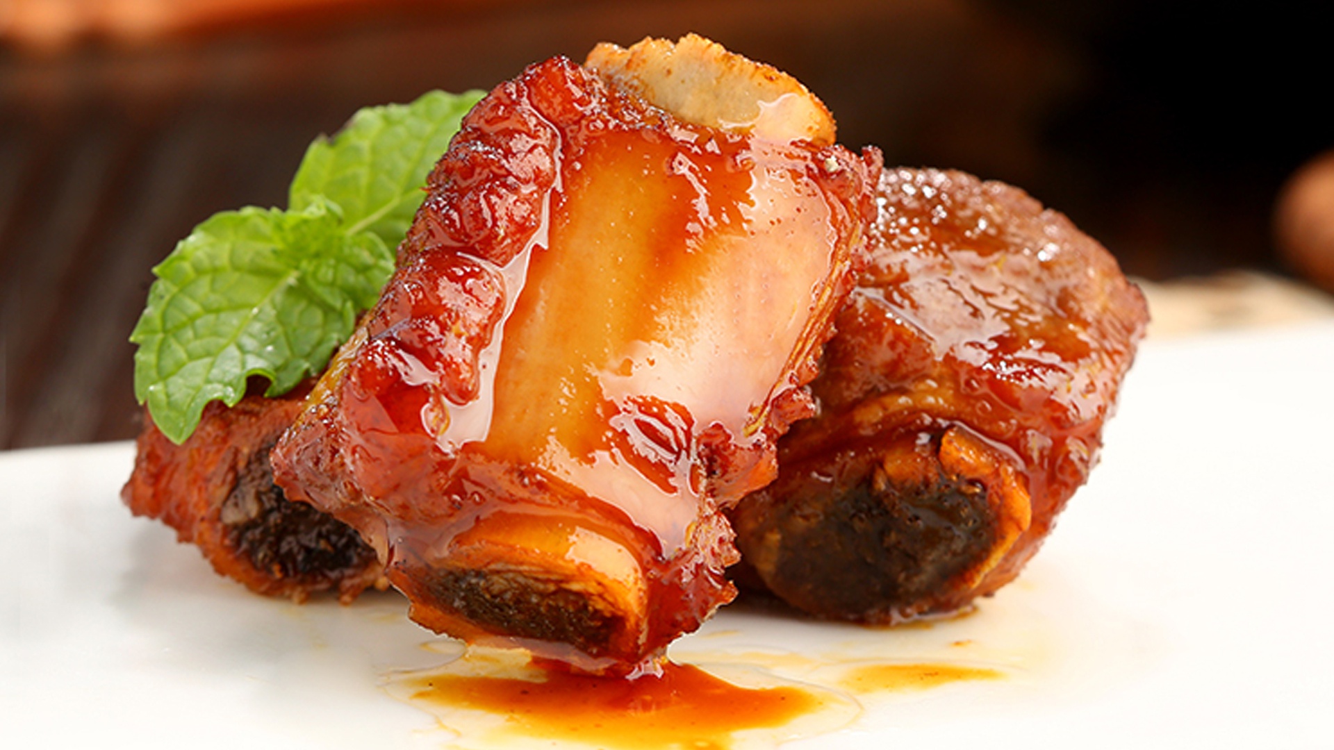 红烧排骨的家常做法,掌握这两点,酥烂入味,蒜香浓郁,简单好学