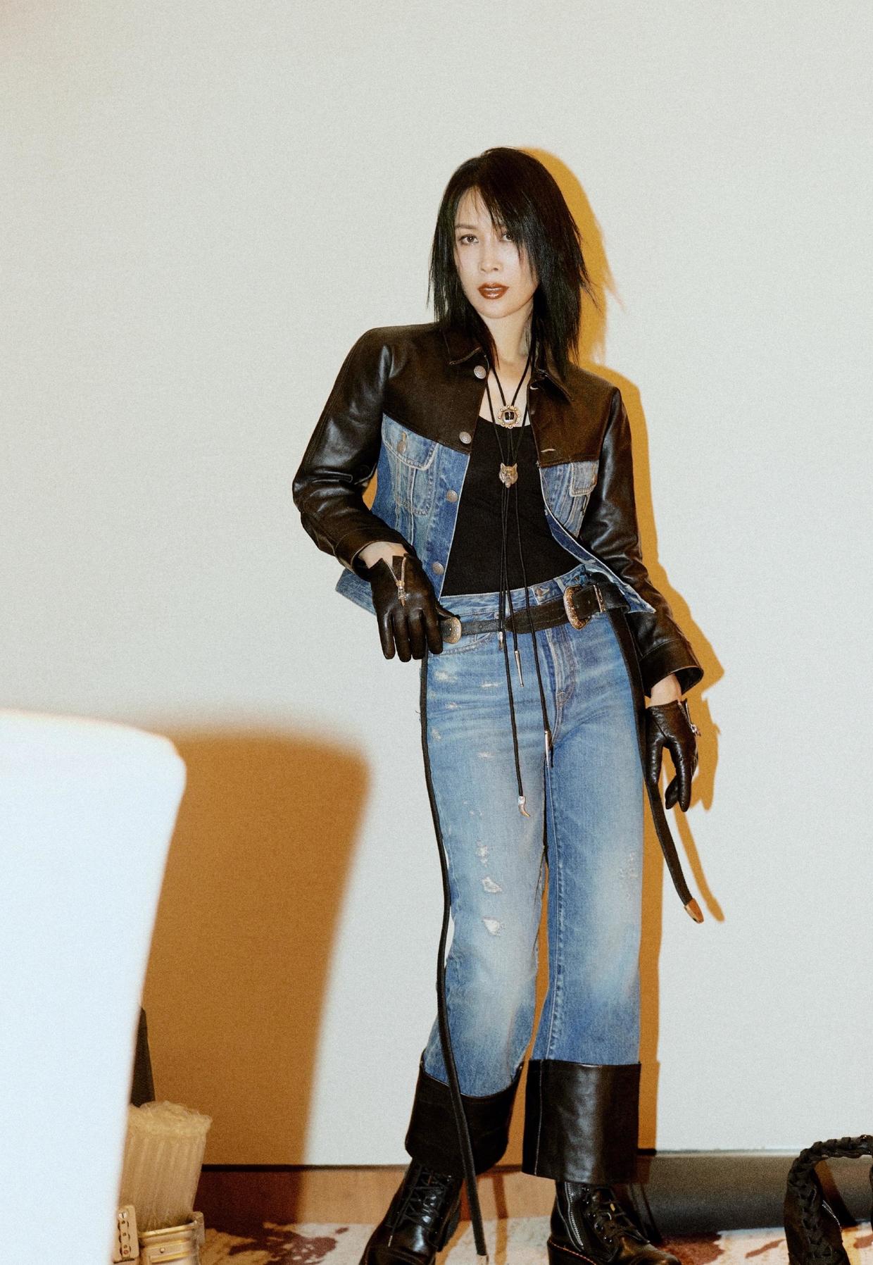 那英也是十分钟爱牛仔裤的,这次去参加浪姐,首秀就选择了一套牛仔穿搭