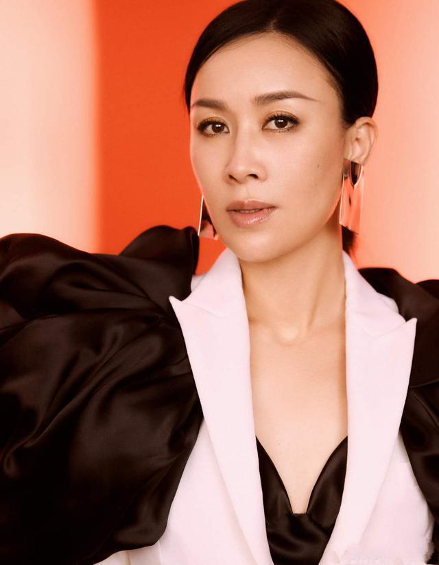 53岁那英穿白西装亮相配黑色礼裙气场如女王不装嫩却够真实