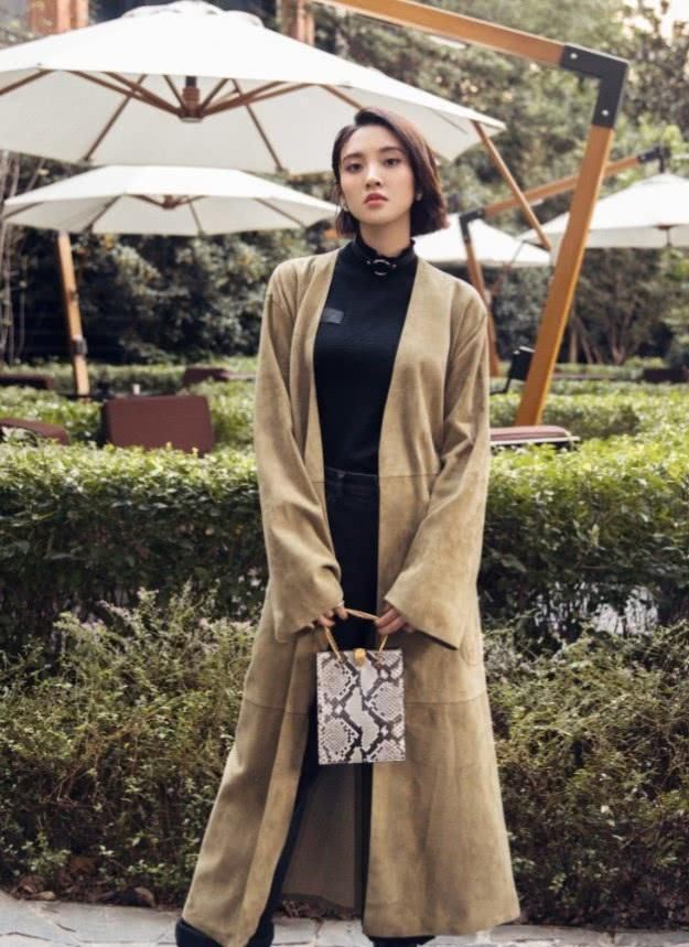 唐艺昕新风格来袭,能把长靴穿成堆堆袜,腿长真是穿啥都好看