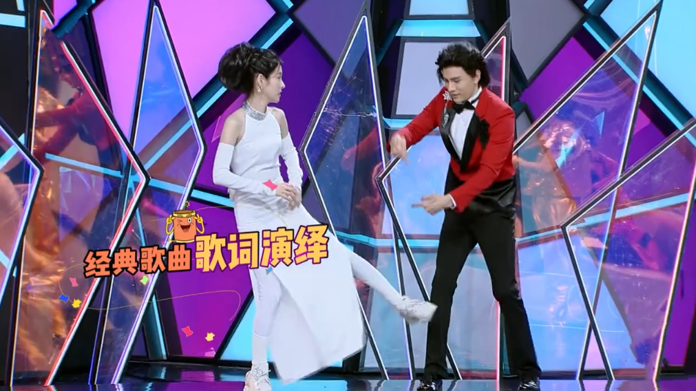 张碧晨官宣当妈后综艺首秀,穿紧身礼服做客《快本》,曲线太抢镜