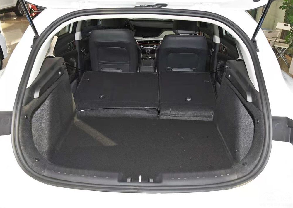 这台逸动xt在不放倒后排座椅时,后备箱容积就可以达到385l的水平了