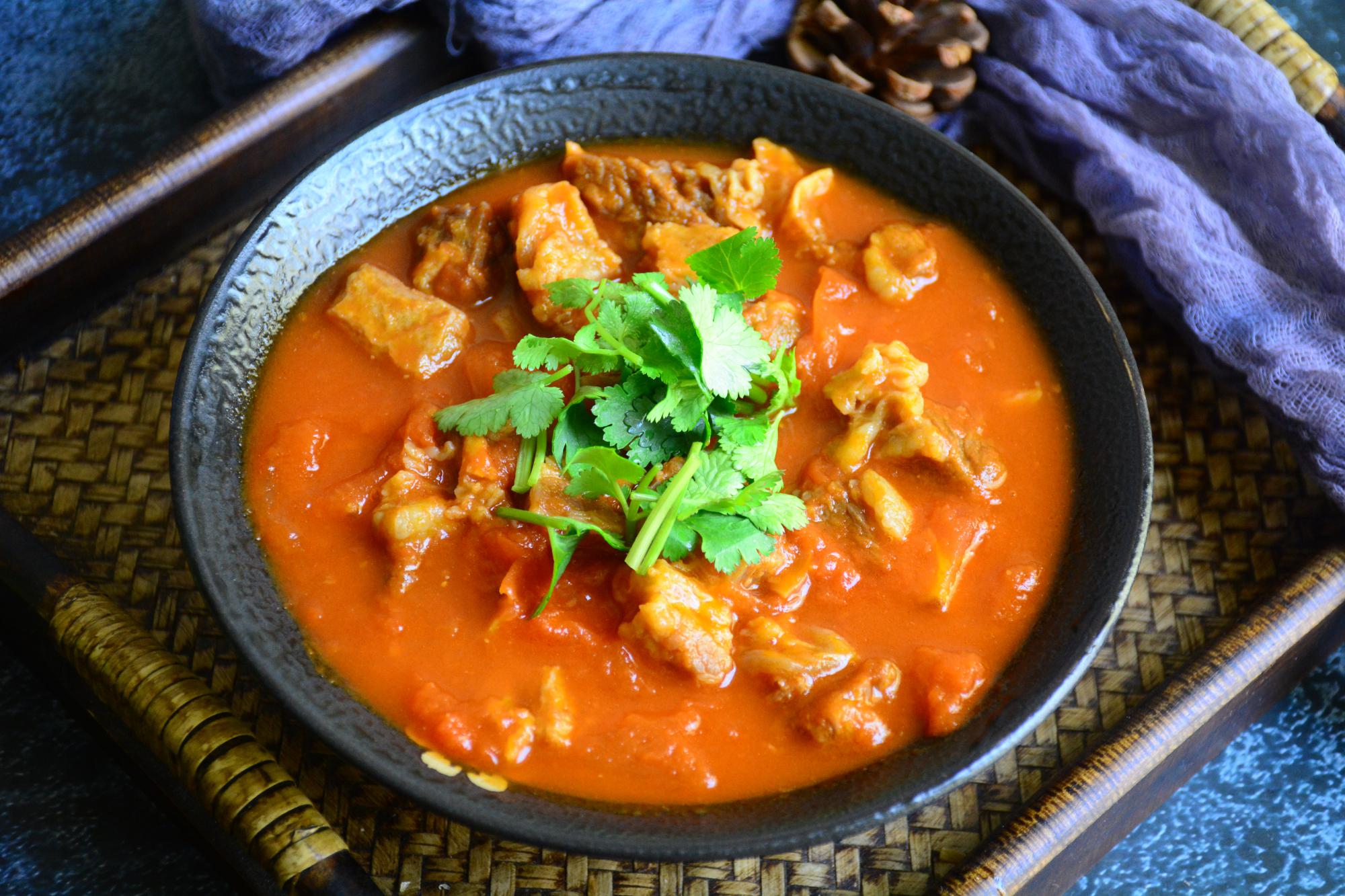 给年夜饭添一道西红柿炖牛腩肉质软烂汤鲜美寓意牛气冲天