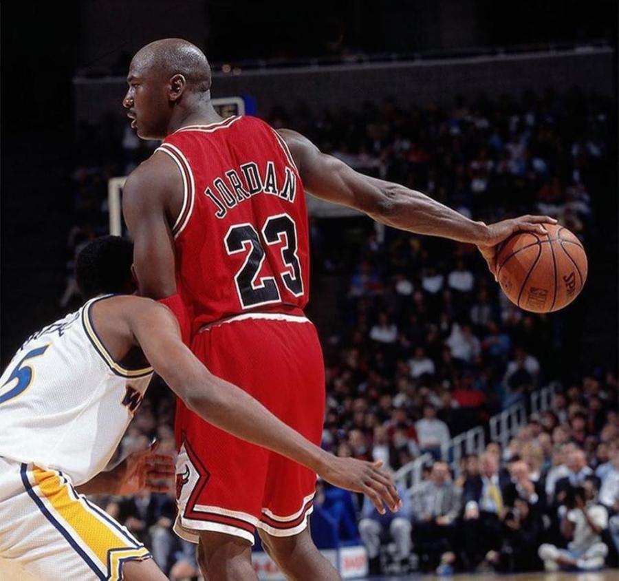 nba球星手究竟有多大张伯伦两指抓球乔丹单手抓南瓜