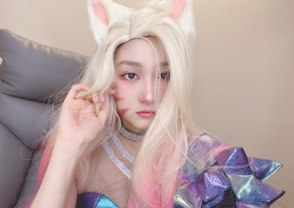 23岁关晓彤cos阿狸造型惊艳 ,妆容精致眼神魅惑,大长腿超吸睛