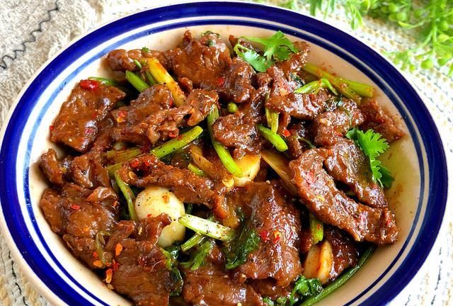 【香菜孜然炒牛肉】全家人都爱吃的一道菜:香菜孜然牛肉,自己炒的牛肉