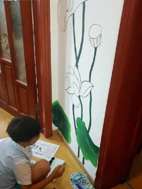 奇葩妈妈怂恿孩子涂鸦获点赞,在教育这件事上,规矩太多难成方圆休闲区蓝鸢梦想 - Www.slyday.coM