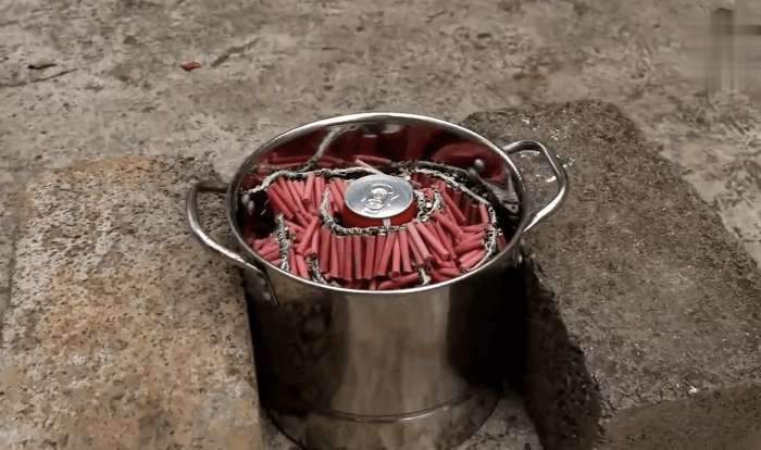 男子将鞭炮引爆怼易拉罐可乐,没想到出现这种不可思议的画面